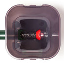 Eine Draufsicht in das Innere des Fischfutterautomaten, die den lila durchscheinenden Futterbehälter mit einem dunkelgrünen mechanischen Dosierungsmechanismus und einer roten Kontrollleuchte oder Komponente zeigt, die im Inneren der Futterkammer sichtbar ist.