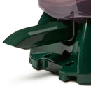 Eine detaillierte Ansicht der Unterseite des dunkelgrünen Futterautomaten, die den Auslauf zeigt, aus dem das Flocken- oder Pelletfutter ausgegeben wird, vor einem weißen Hintergrund.