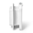 Eine Seitenansicht der weißen Katzenklappe, die mikrochip-aktiviert ist mit einem Timer, der für bis zu neun Katzen programmierbar ist, und die für die Installation in Wände und verschiedene Türtypen geeignet ist, einschließlich Glas, Holz und Metall / UPVC, vor weißem Hintergrund.