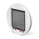 Eine seitliche Schrägansicht der großen weißen Katzenklappe von Cat Mate, die die manuellen Vier-Wege-Sperren in Rot und Grün zeigt, vor weißem Hintergrund