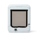 Eine Frontansicht der manuellen Katzenklappe mit Verschluss in Weiß mit Vier-Wege-Verschlüssen und einer durchsichtigen Kunststoffklappe von Cat Mate, die für kleine bis durchschnittlich große Katzen geeignet ist, vor einem weißen Hintergrund.