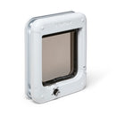 Eine schräge Ansicht der weißen Katzenklappe mit manuellen Vier-Wege-Verriegelungen, die für den Einbau in Innen- und Außentüren geeignet ist und von kleinen bis mittelgroßen Katzen genutzt werden kann, vor weißem Hintergrund.