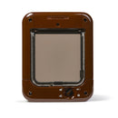 Eine Frontansicht der braunen Katzenklappe von Cat Mate mit einem manuellen Vier-Wege-Verschluss und einer durchsichtigen Kunststoffklappe, die für kleine bis mittelgroße Katzen geeignet ist, vor einem weißen Hintergrund