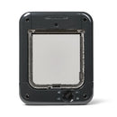 Eine Frontansicht der grauen Katzenklappe von Cat Mate, die mikrochip-aktiviert ist und programmiert werden kann, um bis zu dreißig Katzen zu erkennen, und außerdem über einen manuellen Vier-Wege-Verschluss verfügt, vor einem weißen Hintergrund.