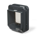 Eine Schrägansicht der grauen Katzenklappe, die für kleine bis mittelgroße Katzen geeignet ist und aus extrem robustem, abwischbarem Kunststoff besteht, mit einem manuellen Vierwegeschloss, auf weißem Hintergrund