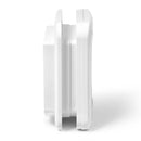 Eine seitliche Ansicht der weißen Katzenklappe, die mikrochip-aktivierten Ein- und Ausgang hat, mit einem Vier-Wege-Handriegelschloss, das zusätzliche Zugangskontrolle bietet. Die Katzentür ist auch selbstausrichtend bis zu einer Dicke von 3 3/8 Zoll, vor weißem Hintergrund