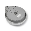 Unteransicht eines runden automatischen Tierfutterautomaten mit grauer Basis und weißem Außengehäuse. Die Unterseite verfügt über mehrere Schraublöcher, Ausrichtungsöffnungen und ein zentrales rundes Bauteil. Ein weißes Produktschild mit Markenname, Modellinformationen und Zertifizierungskennzeichnungen ist in der Nähe der Mitte angebracht. Der Futterautomat ist vor weißem Hintergrund dargestellt