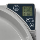 Nahaufnahme des digitalen Bedienfelds eines automatischen Tierfutterautomaten. Das Display zeigt die aktuelle Uhrzeit als 10:23 AM sowie vier programmierte Fütterungszeiten: 6:30 AM, 1:00 PM, 4:00 PM und 8:00 PM. Das Bedienfeld verfügt über eine runde ‚ADJ/SET‘-Taste oben links, eine Aufwärtspfeil-Taste mit der Beschriftung ‚ON/OFF‘ und darunter eine Abwärtspfeil-Taste. Das Gehäuse ist grau und weiß.