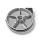 Nahaufnahme der digitalen Benutzeroberfläche eines automatischen Tierfutterautomaten. Das Display zeigt die aktuelle Uhrzeit als 10:23 AM und listet vier Fütterungszeiten auf, jeweils mit einer entsprechenden Nummer: 1 – 6:30 AM, 2 – 1:00 PM, 3 – 4:00 PM und 4 – 8:00 PM. Die Oberfläche enthält eine runde ‚ADJ/SET‘-Taste, eine Aufwärtspfeil-Taste mit der Beschriftung ‚ON/OFF‘ sowie eine Abwärtspfeil-Taste. Alle Elemente sind in einem dunklen Bedienfeld untergebracht, das in ein grau-weißes Kunststoffgehäuse 