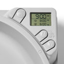 Eine Nahaufnahme des Bedienfelds eines weißen automatischen Haustierfütterers. Das digitale LCD-Display zeigt die aktuelle Zeit als 9:00 AM an, mit zwei programmierbaren Fütterungszeiten darunter - Fütterung 1 ist auf 8:00 AM eingestellt und Fütterung 2 auf 8:00 PM. Es sind vier Bedientasten sichtbar: eine 'ADJ SET'-Taste oben links, eine 'ON/OFF'-Taste auf der rechten Seite und zwei Pfeiltasten (auf und ab) zur Navigation