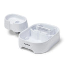 Eine Ansicht des weißen Dog Mate sechs Liter Haustierbrunnen mit den beiden Ebenen getrennt und nebeneinander platziert, um den Filter, das Filtergehäuse und andere Filterkomponenten zu zeigen, vor einem weißen Hintergrund