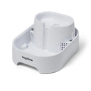 Eine Ansicht des weißen Dog Mate sechs Liter Haustierbrunnen mit den beiden Ebenen getrennt und nebeneinander platziert, um den Filter, das Filtergehäuse und andere Filterkomponenten zu zeigen, vor einem weißen Hintergrund