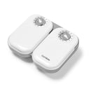 Eine diagonal abgewinkelte Ansicht des Zwei-Mahlzeiten-Haustierfutterspenders von Cat Mate für Katzen und kleine Hunde mit beiden eingestellten Timern und geschlossenen Deckeln, vor einem weißen Hintergrund