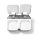 Eine frontale Ansicht des überwiegend weißen automatischen Haustierfutterspenders mit grauer Basis, der geöffnete Deckel und leere Näpfe mit nicht eingestellten Timern zeigt, vor einem weißen Hintergrund