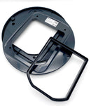 Eine Vogelperspektive der Innen- und Außenseiten sowie des Adapters in Grau für die Elite Wall Liner, ebenfalls von Cat Mate hergestellt, um eine einfache Installation in Glas-/Glasprodukte zu ermöglichen, vor weißem Hintergrund