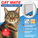 Verpackung für die CAT MATE Katzenklappe für Glasscheiben mit einem Foto einer getigerten Katze und einem Bild der Katzenklappe. Die Klappe hat einen runden weißen Rahmen mit einer durchsichtigen Klappe und einem 4-Wege-Verriegelungssystem. Auf der Verpackung werden Merkmale wie sichere Verriegelungen, unzerbrechliche Klappe, wetterfest und zugluftdicht hervorgehoben. Ein rotes Siegel zeigt '3 Jahre Garantie'. Texte auf Deutsch, Französisch, Spanisch und Niederländisch übersetzen 'Katzenklappe für Glasschei