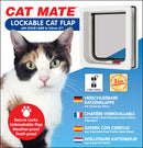 Produktverpackung für die CAT MATE abschließbare Katzenklappe. Die Verpackung zeigt links ein Bild einer dreifarbigen Katze und rechts die weiß umrahmte Katzenklappe. Zu den hervorgehobenen Texten gehören: 'Abschließbare Katzenklappe mit Türfutter bis 50 mm‘, Sichere Verriegelung, Unzerbrechbare Klappe, Wetterfest, Zugluftdicht‘ sowie ‚2-Wege-Verriegelung‘. Ein rotes Abzeichen weist auf eine '3-Jahres-Garantie‘ hin. Die Anleitungen sind auf Deutsch, Französisch, Spanisch und Niederländisch aufgeführt.