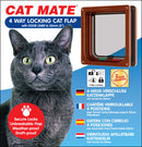 Produktverpackung für die CAT MATE 4-Wege-Verschluss Katzenklappe. Die Verpackung zeigt links ein Nahbild einer grauen Katze und rechts eine braun umrahmte Katzenklappe. Zu den hervorgehobenen Texten gehören: ‚4-Wege-Verschluss Katzenklappe mit Türfutter bis 50 mm‘, ‚Sichere Verriegelung, Unzerbrechbare Klappe, Wetterfest, Zugluftdicht‘ sowie ‚4-Wege-Verriegelung‘ mit Symbolen für jede Verschlussposition. Ein rot-gelbes Abzeichen weist auf eine ‚3-Jahres-Garantie‘ hin. Die Anleitungen sind auf Deutsch, Fran