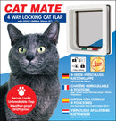 Produktverpackung der CAT MATE Katzenklappe mit 4-Wege-Verriegelung. Die Verpackung zeigt links eine Nahaufnahme einer grauen Katze und rechts eine Katzenklappe mit weißem Rahmen. Hervorgehobene Texte beinhalten: „Katzenklappe mit 4-Wege-Verriegelung für Türrahmen bis 50 mm“, „Sichere Verriegelung, unzerbrechliche Klappe, wetterfest, zugluftdicht“ und „4-Wege-Verriegelung“ mit Symbolen für jede Verriegelungsposition. Ein rot-gelbes Abzeichen weist auf eine 3-Jahres-Garantie hin. Die Anleitung ist in Deutsch