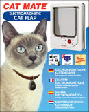 Werbebild für die''Cat Mate Elektromagnetische Katzenklappe“. Das Bild zeigt eine Siamkatze mit einem Halsband, an dem ein elektronischer Anhänger befestigt ist. Rechts daneben befindet sich ein Foto der Cat Mate Katzenklappe mit einem Bedienfeld und einem 4-Wege-Verriegelungssystem. Symbole heben die Funktionen hervor: 4-Wege-Verriegelung mit Magnet, hält fremde Tiere fern und 3 Jahre Garantie. Der Produktname und die Beschreibung sind in vier Sprachen angegeben – Deutsch, Französisch, Spanisch und Niederl