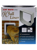 Produktverpackung für den CAT MATE Elite Wandtunnel, der ein rechteckiges Tunnelstück für Katzenklappen zeigt. Auf der Vorderseite der Verpackung ist eine orangefarbene Katze abgebildet, die durch eine in eine Ziegelwand eingebaute Katzenklappe hinausgeht. Der Text weist auf die Kompatibilität mit den Modellen Ref: 305 und Ref: 355 hin, und der Tunnel ist als überstreichbar gekennzeichnet. Mehrere Übersetzungen von 'Wandtunnel' sind auf Englisch, Französisch, Spanisch und Niederländisch enthalten.